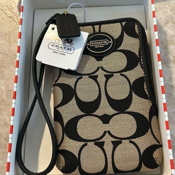 COACH New in Box Wristlet - Picture 2 of 8